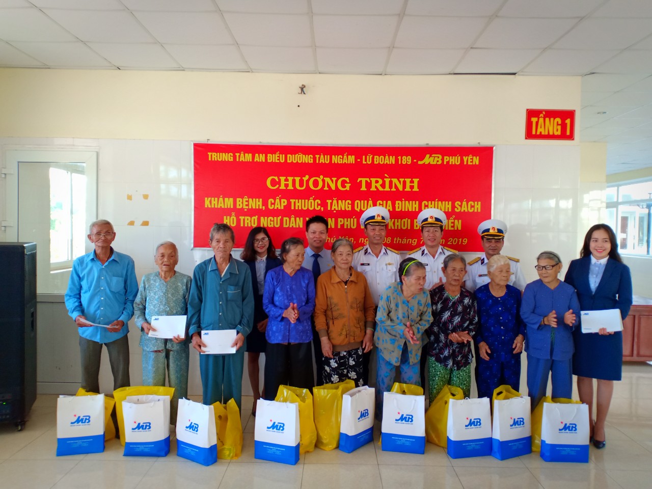 Tặng quà gia đình chính sách và hỗ trợ ngư dân